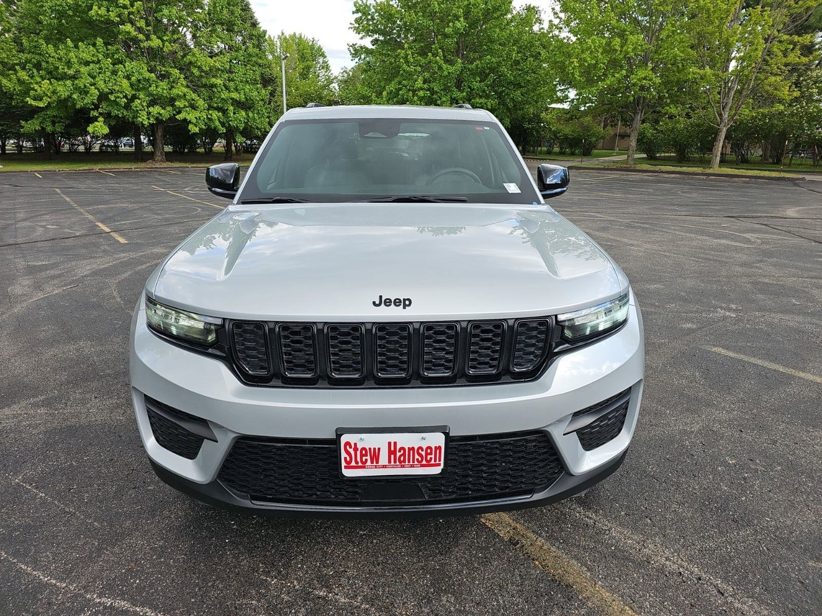 Certified Used 2024 Silver Zynith Jeep Altitude image 8