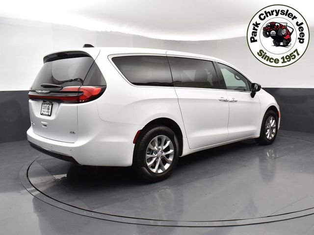 2026 Chrysler Pacifica Select - Photo 6