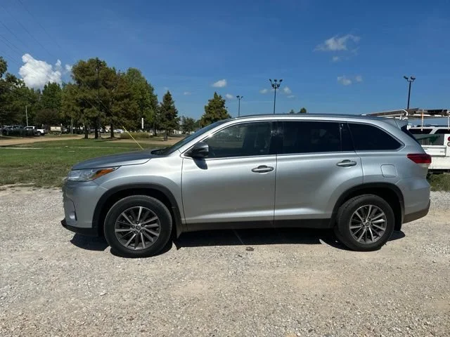 Used 2019 Silver Toyota XLE image 7