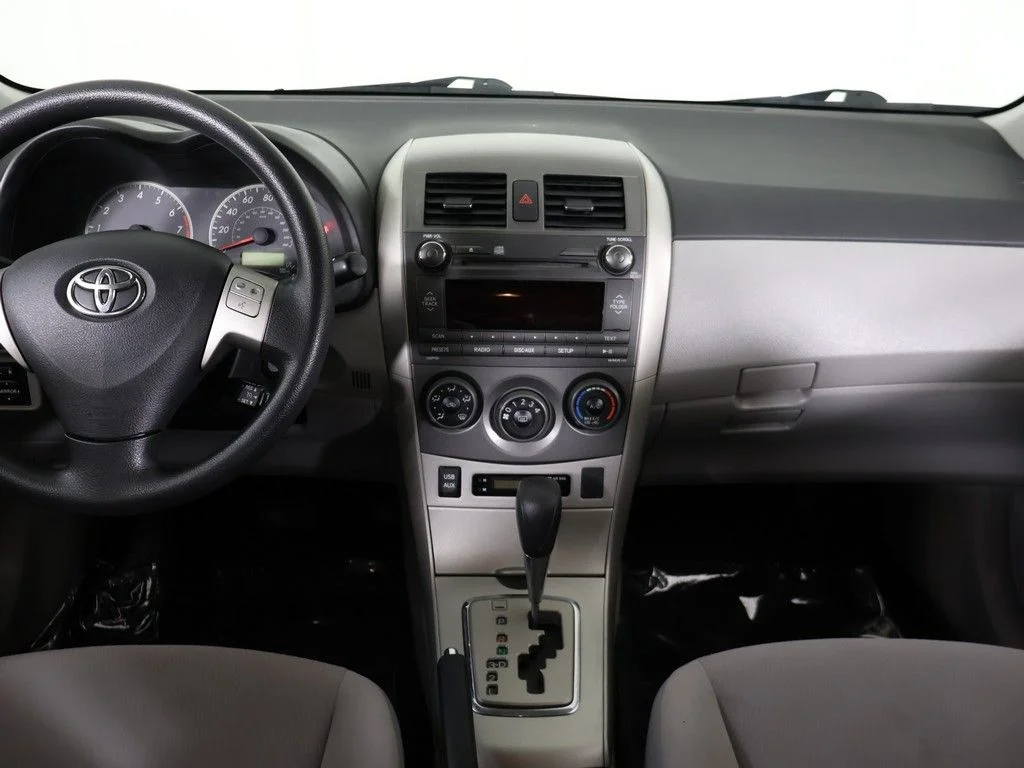 Used 2011 Silver Toyota LE image 29