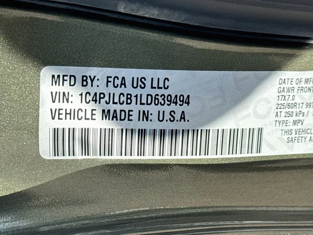 Used 2020 Green Jeep Latitude image 39