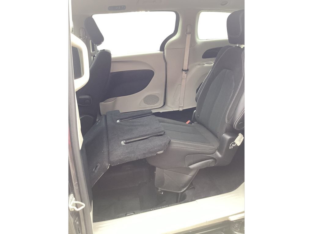 Used 2022 Gray Chrysler LX image 12
