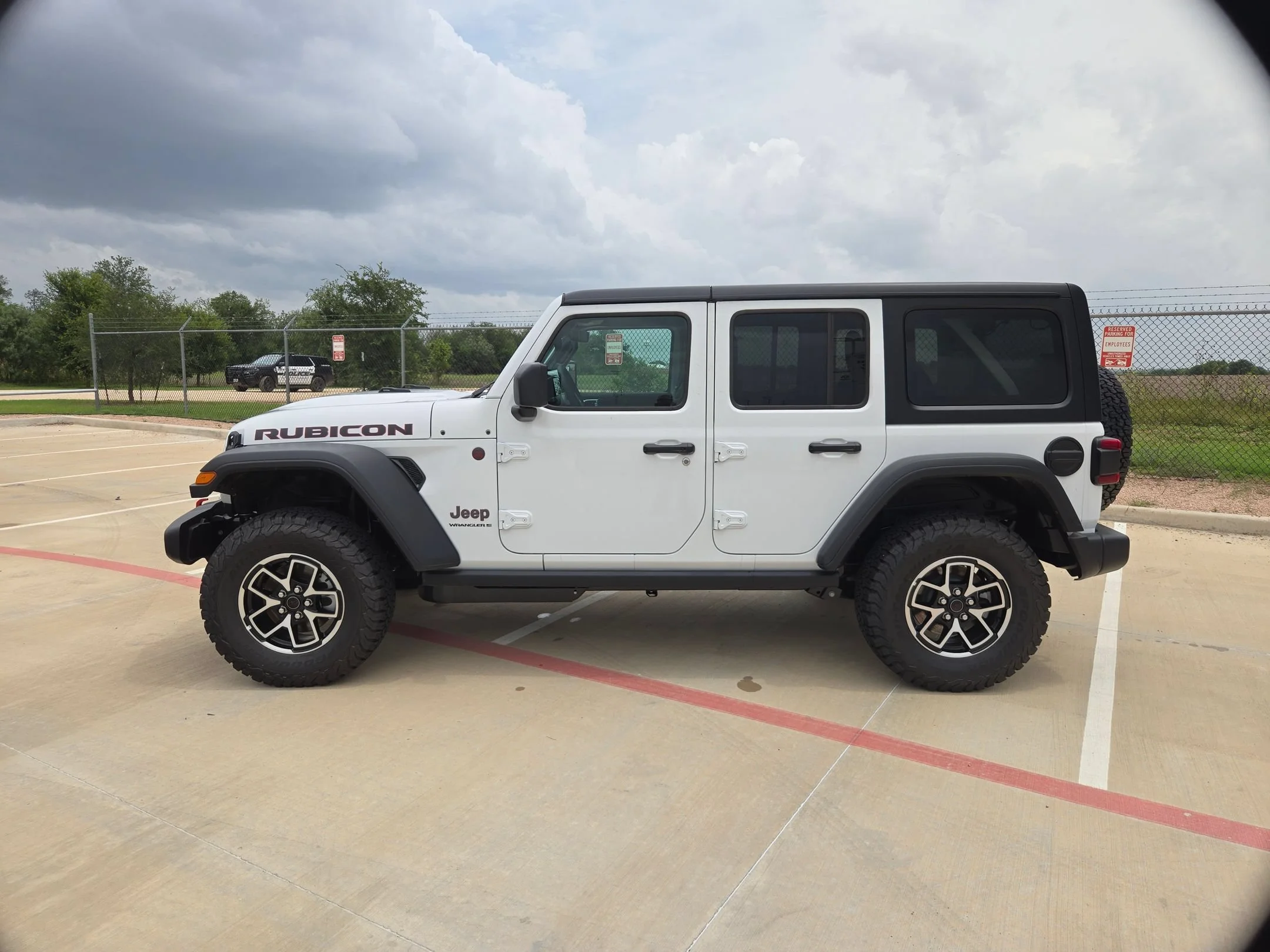 New 2026 Bright White Clear-Coat Exterior Paint Jeep Rubicon image 6