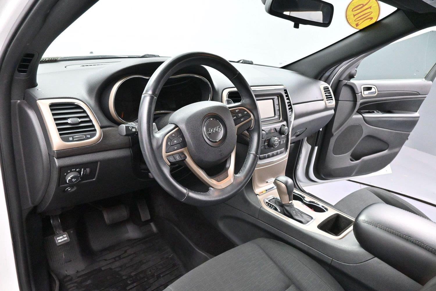 Used 2016 Bright White Clearcoat Jeep Laredo image 15