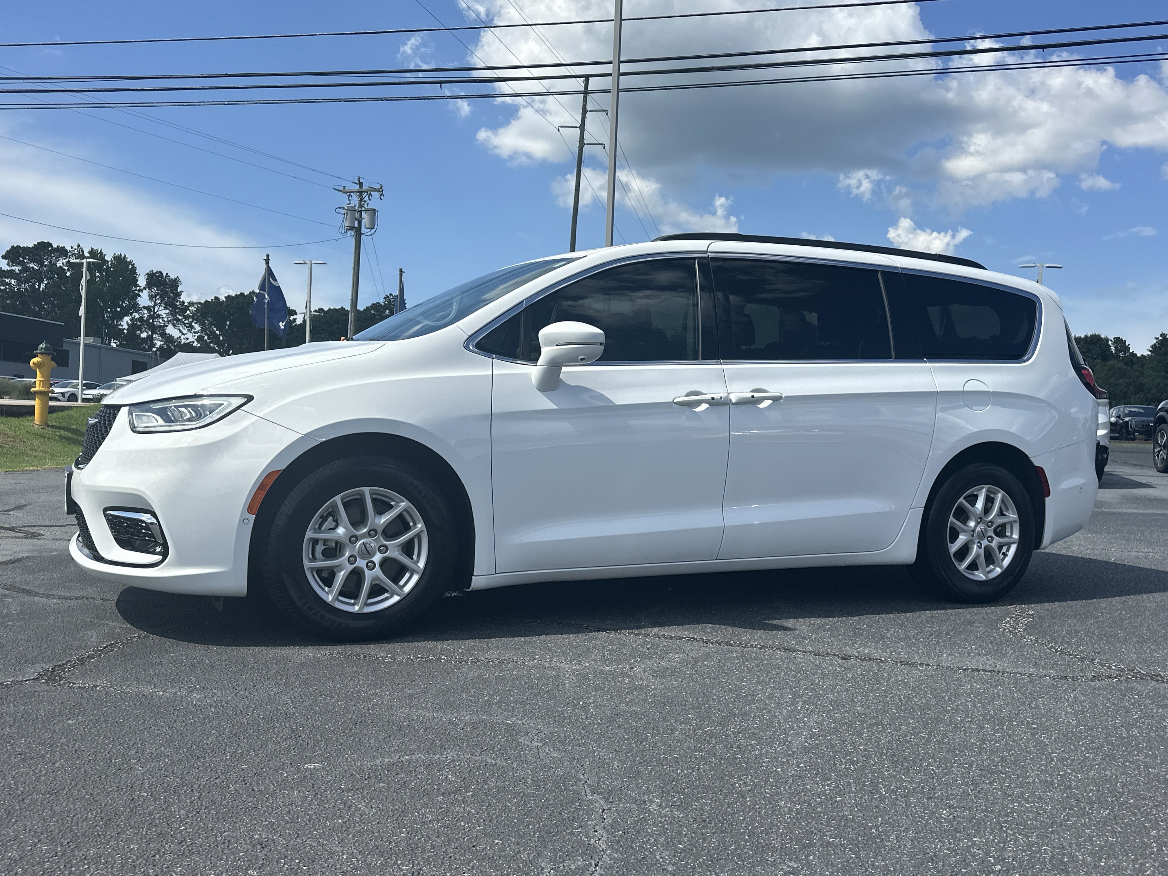 Used 2022 Bright White Clearcoat Chrysler Touring L image 4