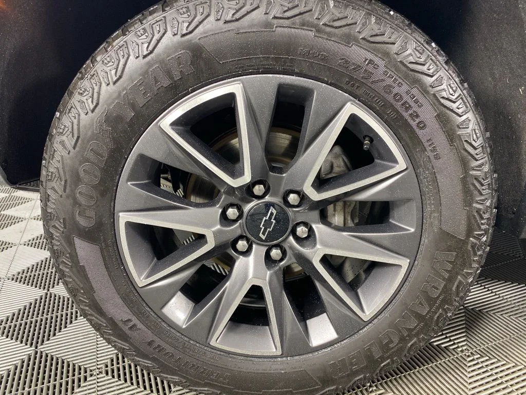 Used 2023 Gray Chevrolet Z71 image 17
