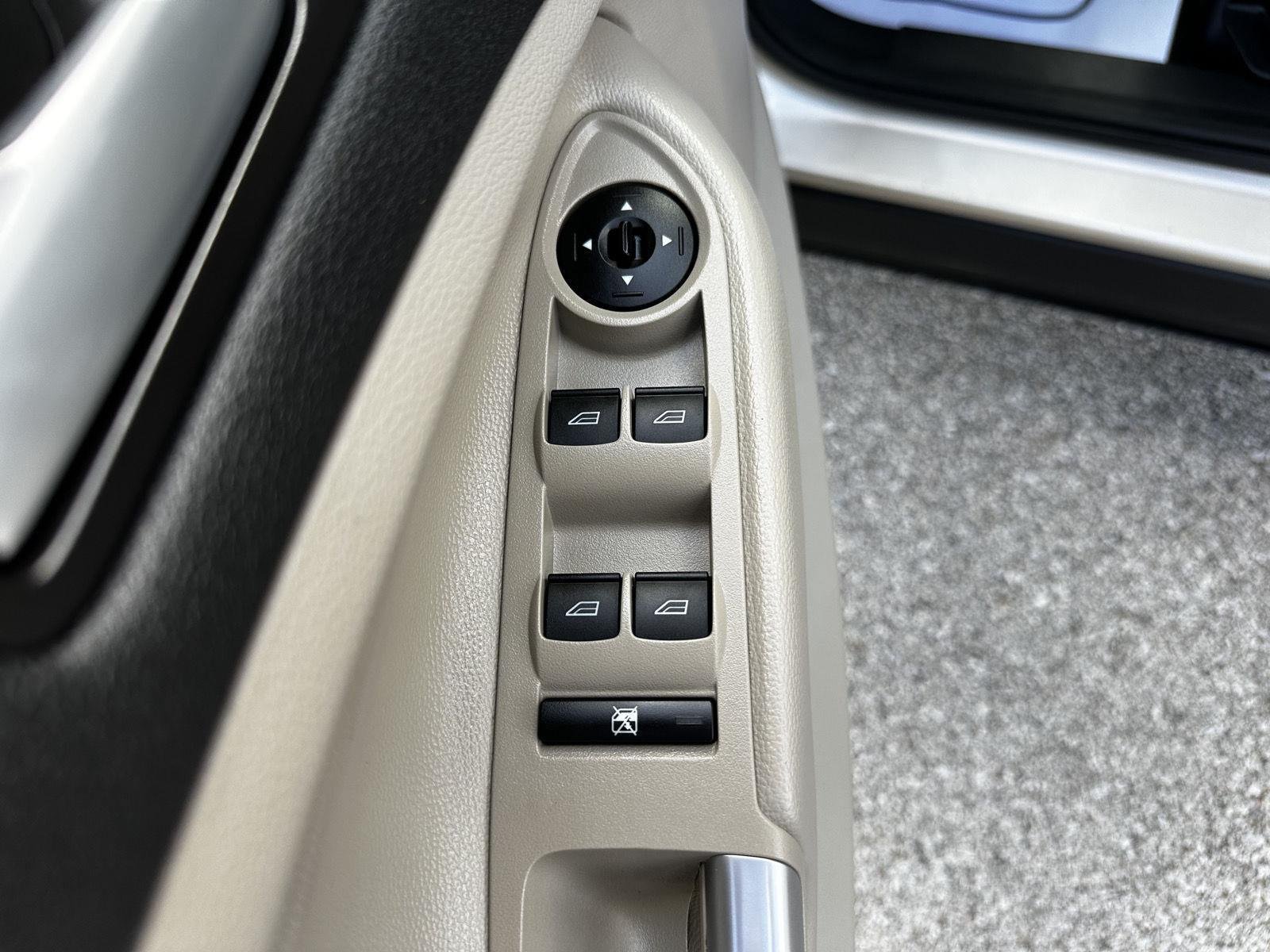 Used 2017 White Gold Ford SE image 9