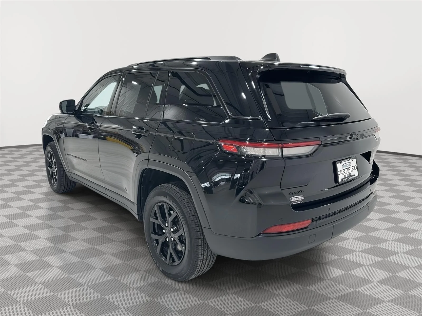 Used 2025 Diamond Black Crystal Pearlcoat Jeep Altitude image 3