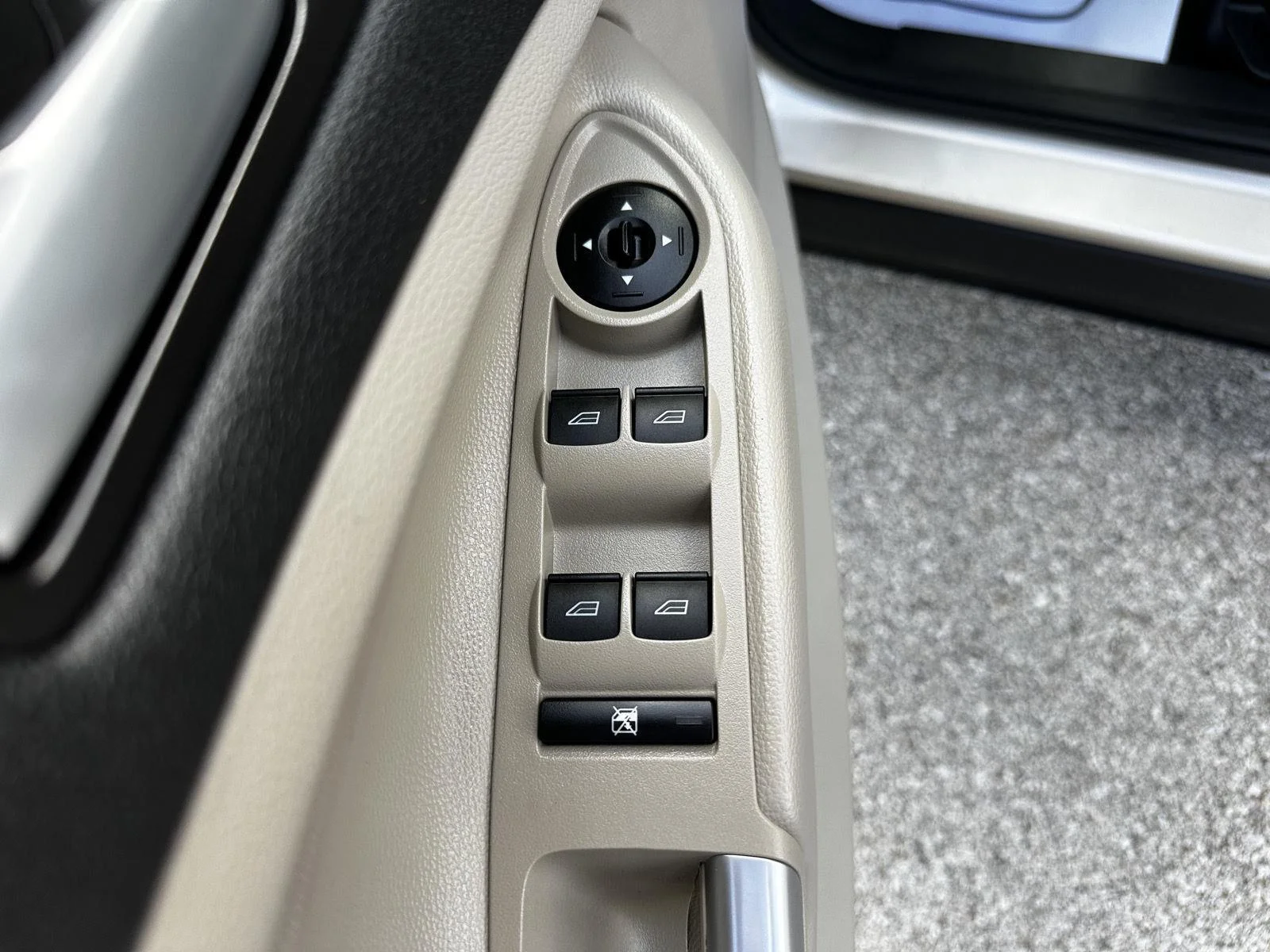 Used 2017 White Gold Ford SE image 9