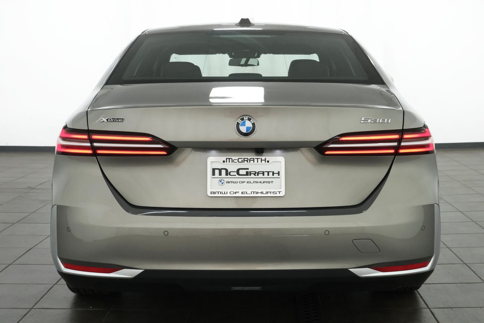 New 2027 Oxide Grey Metallic BMW 530i xDrive image 4