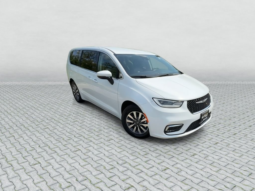 Used 2023 White Chrysler Touring L image 2