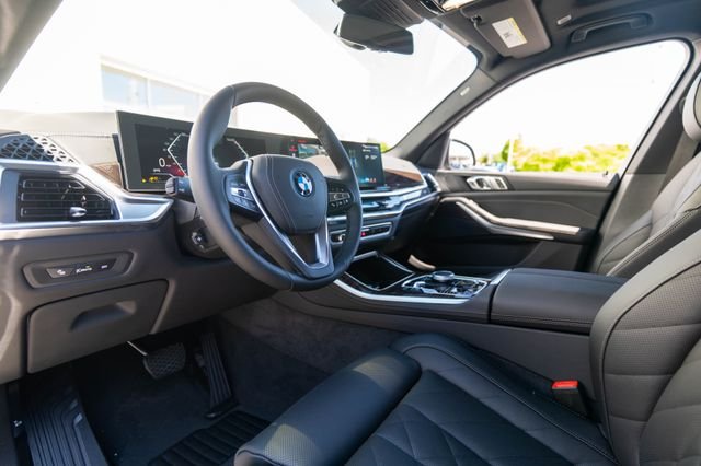 New 2026 Tanzanite Blue II Metallic BMW xDrive50e image 4
