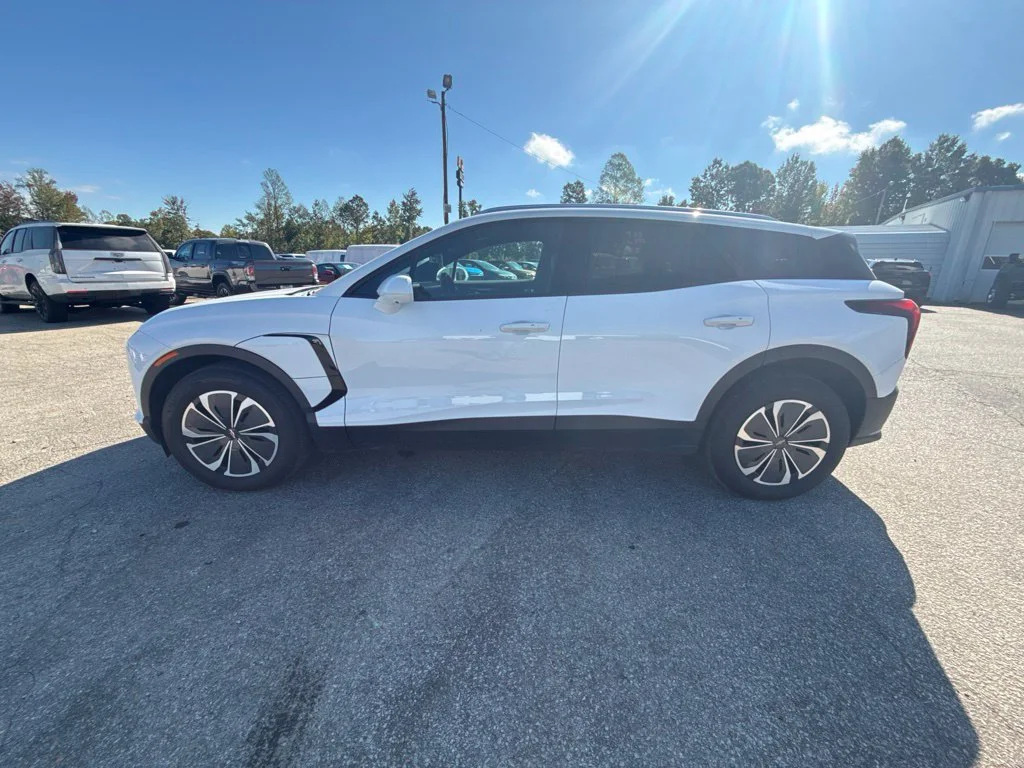 Used 2024 Summit White Chevrolet LT image 2