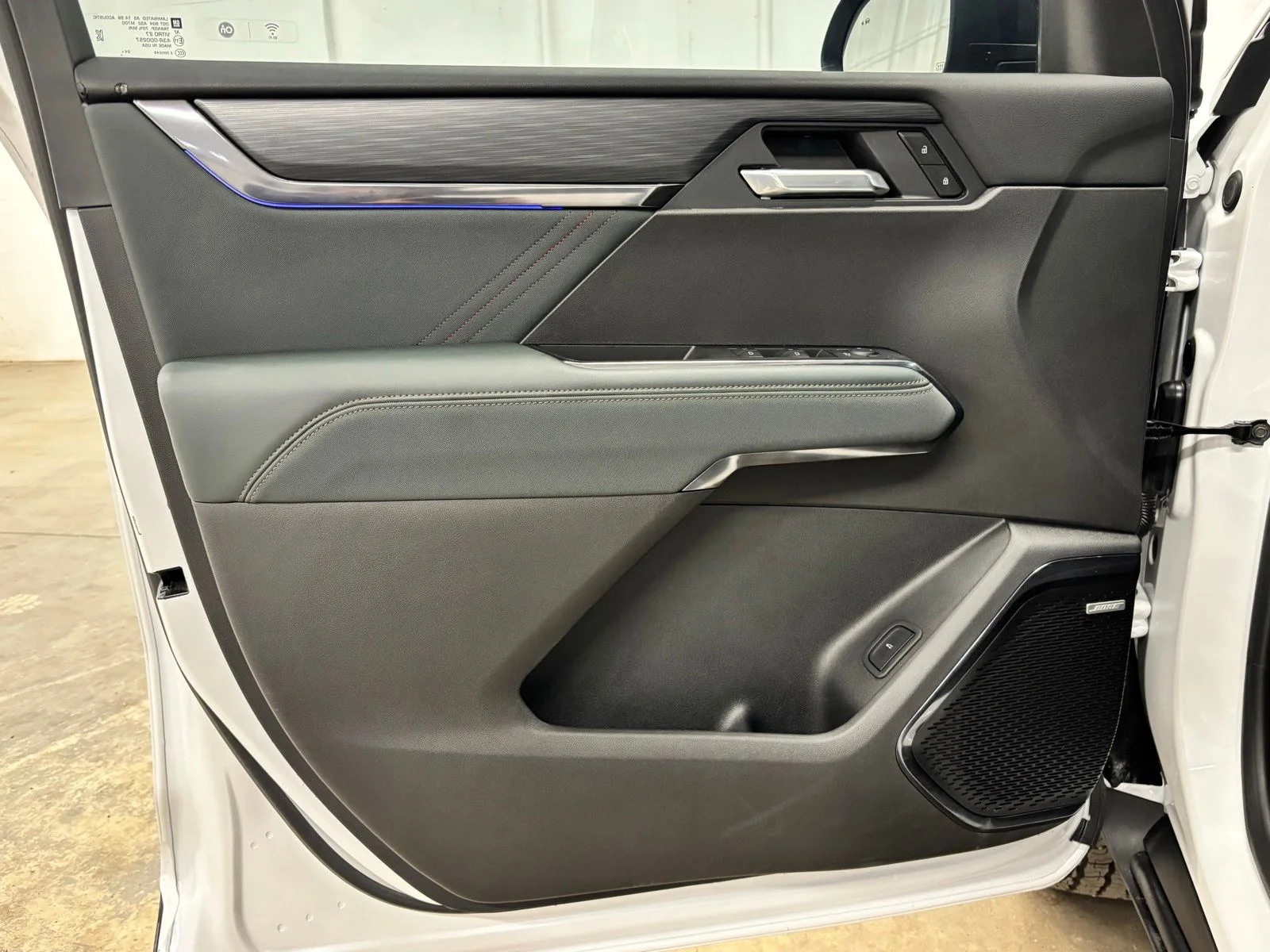 Used 2025 White GMC AT4 image 18