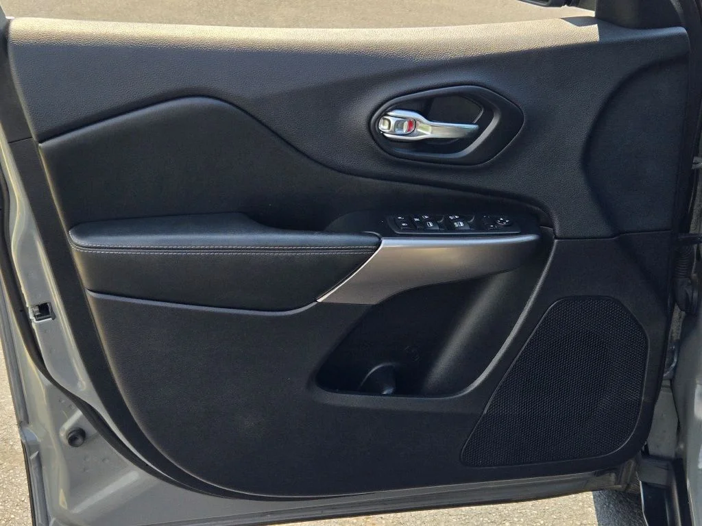 Used 2019 Gray Jeep Latitude Plus image 20