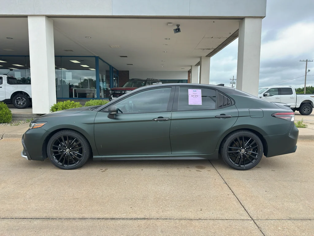 Used 2022  Toyota XSE V6 image 9