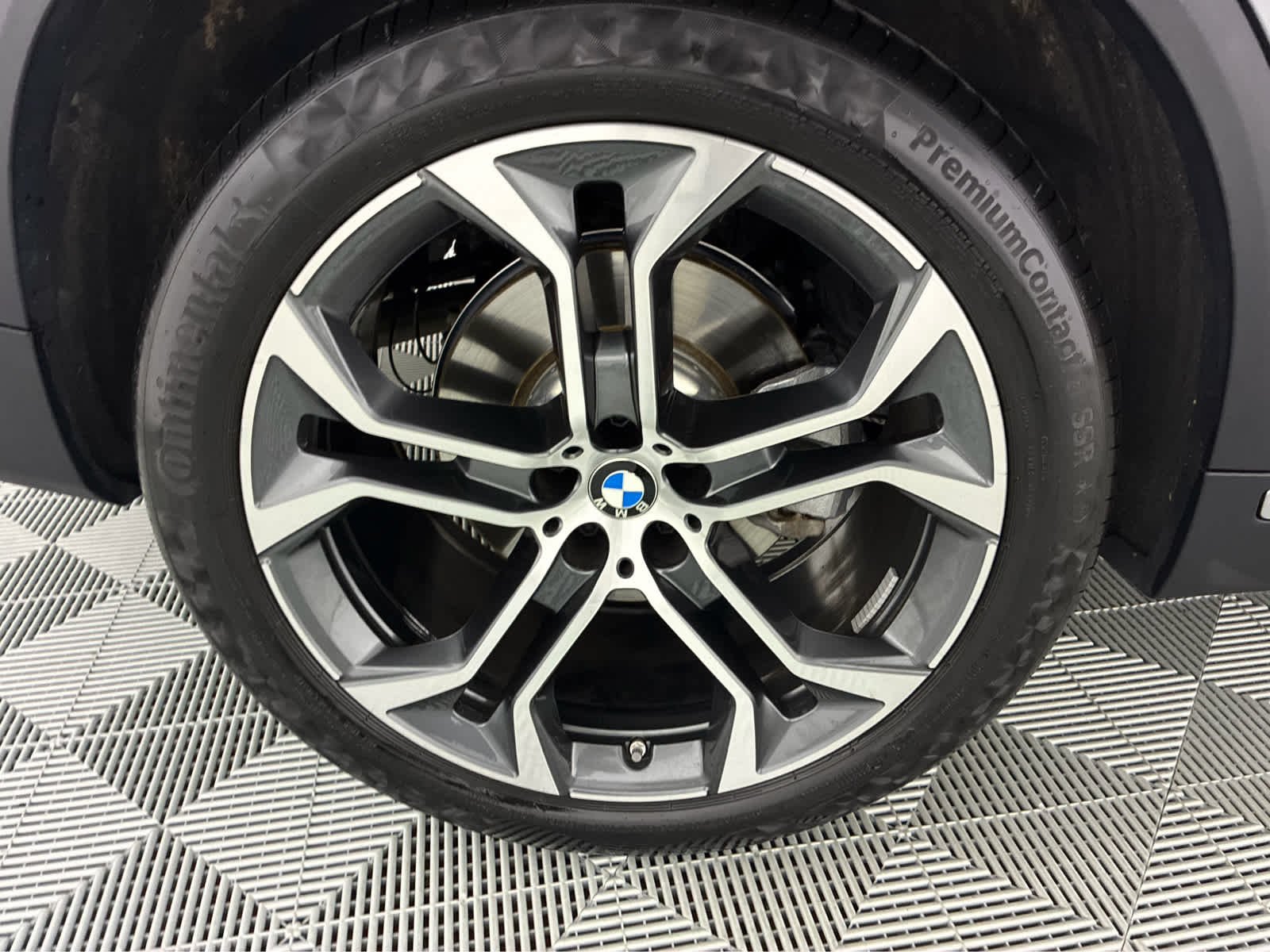 Used 2026 Skyscraper Grey Metallic BMW xDrive40i image 12