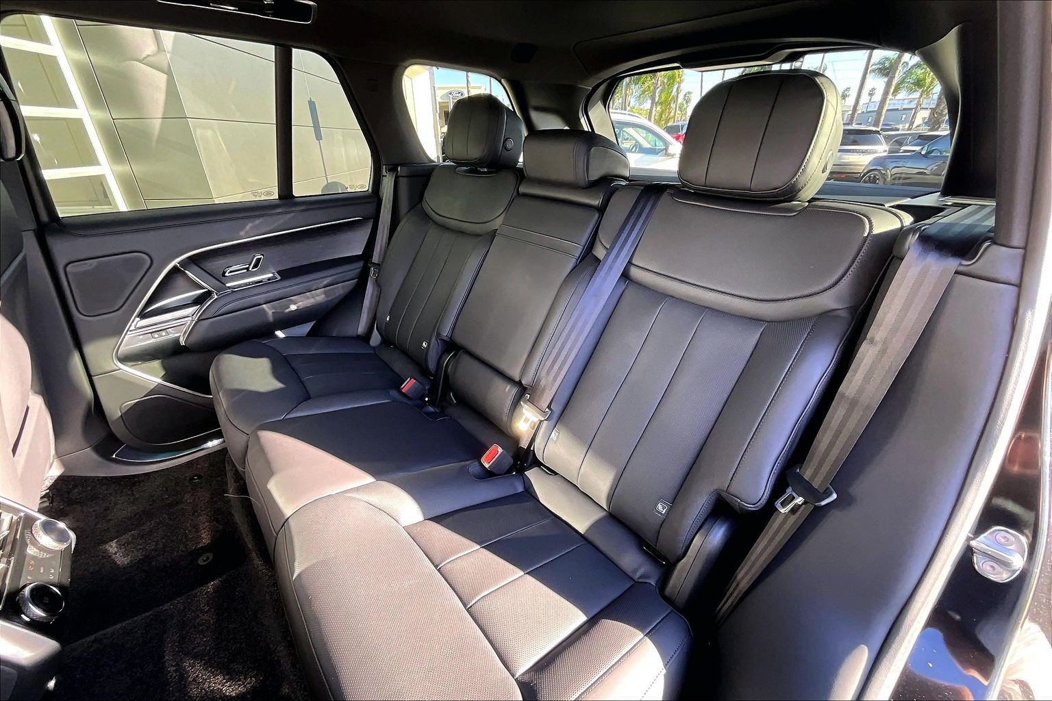 New 2027 Santorini Black Land Rover SE image 10