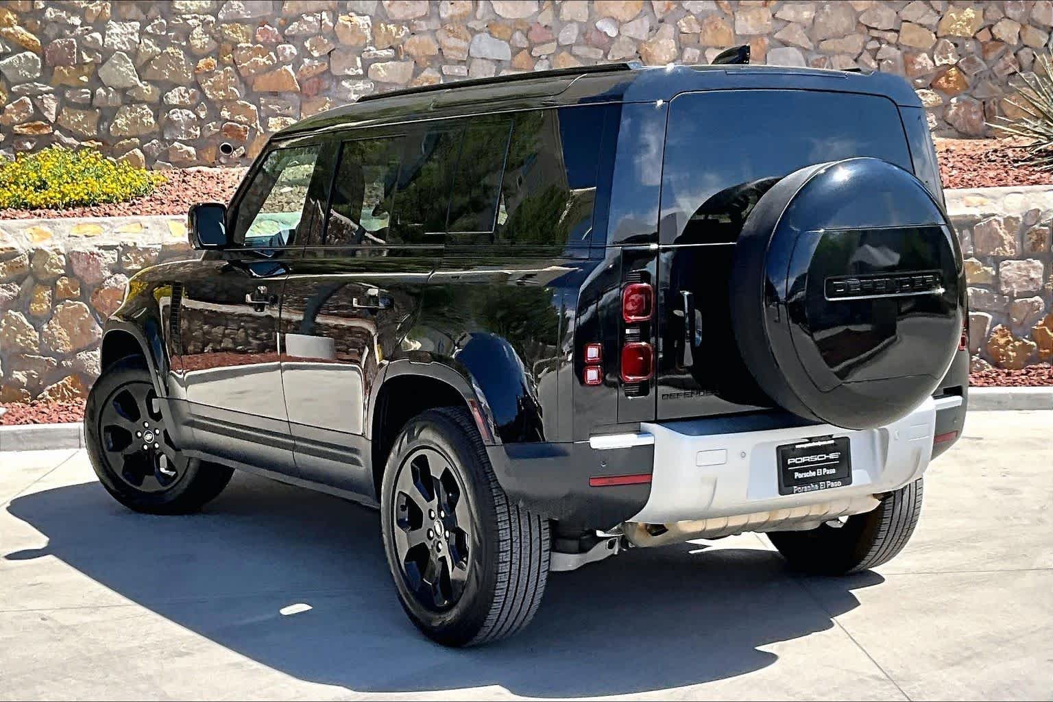 Used 2025 Santorini Black Metallic Land Rover S image 3