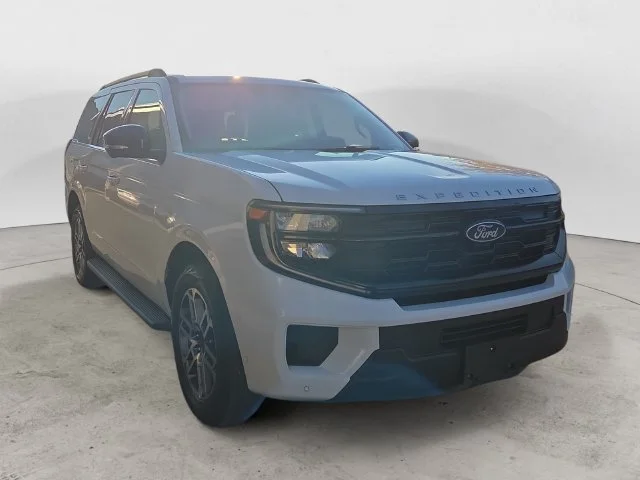 Certified Used 2025 Oxford White Ford Active image 3