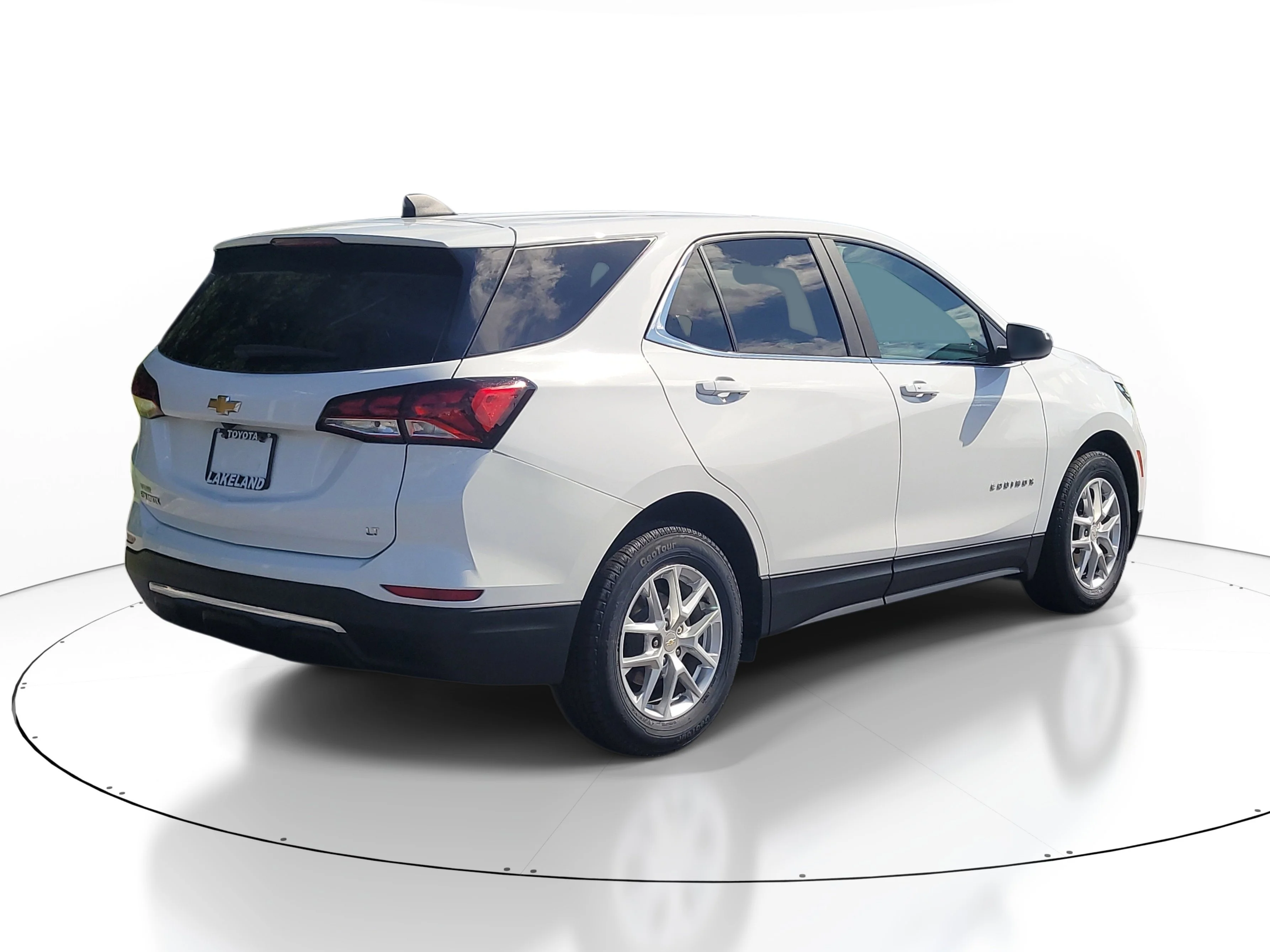 Used 2024 Summit White Chevrolet LT image 5