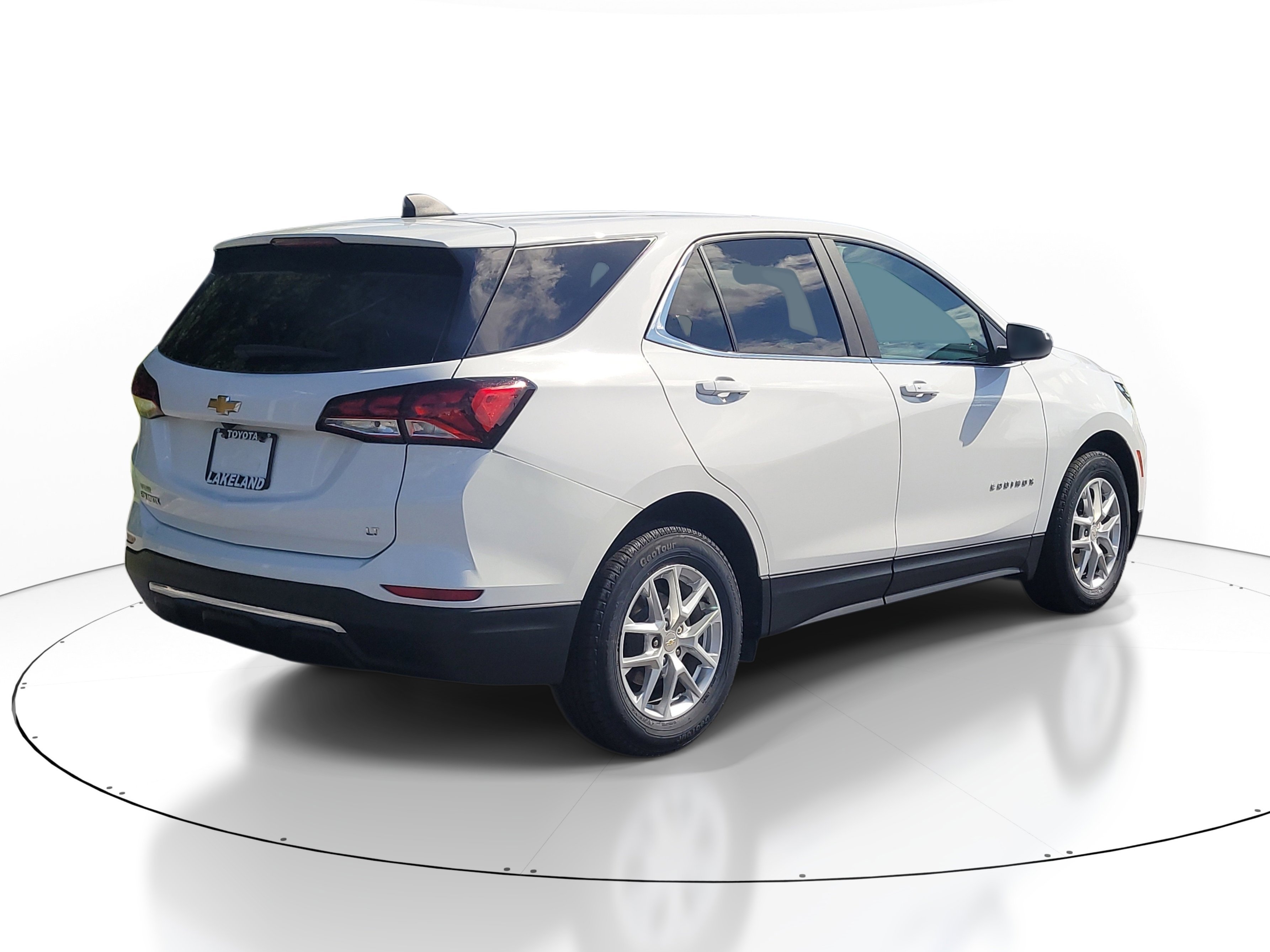 Used 2024 Summit White Chevrolet LT image 5