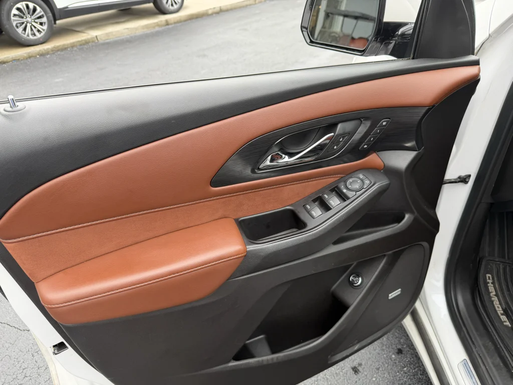 Used 2019 IRIDESCENT PEARL TRICOAT Chevrolet High Country image 5