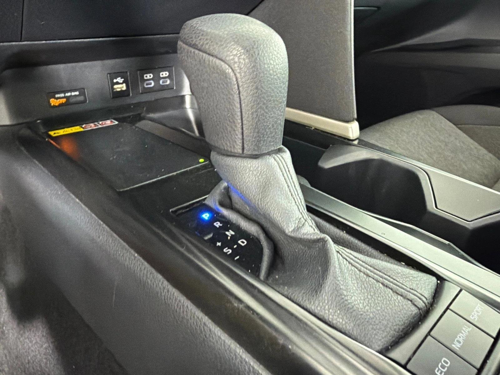 Used 2025 Ice Cap Toyota LE image 30