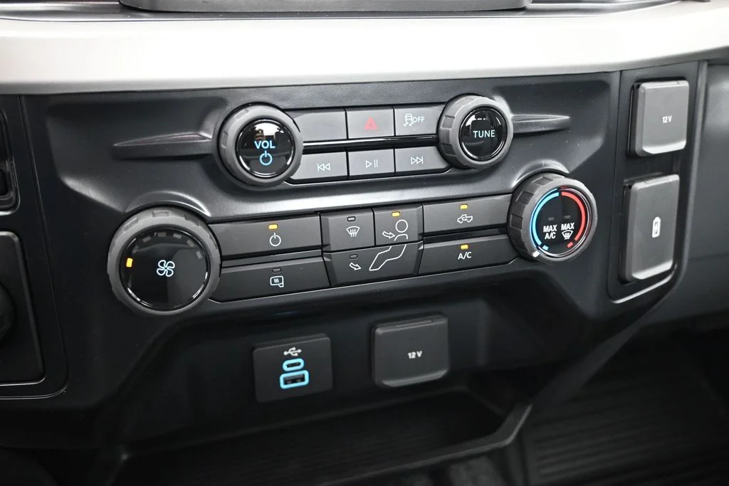 New 2027 Oxford White Ford XLT image 14
