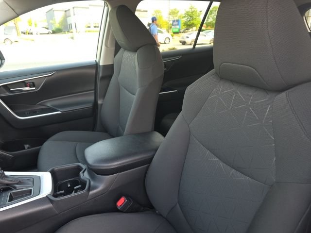 2024 Toyota RAV4 XLE - Photo 9