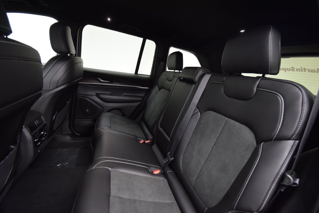 New 2026 Bright White Clear-Coat Exterior Paint Jeep Altitude image 32
