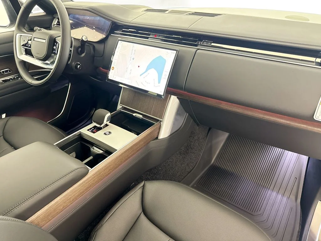 New 2026 Eiger Grey Land Rover SE image 31