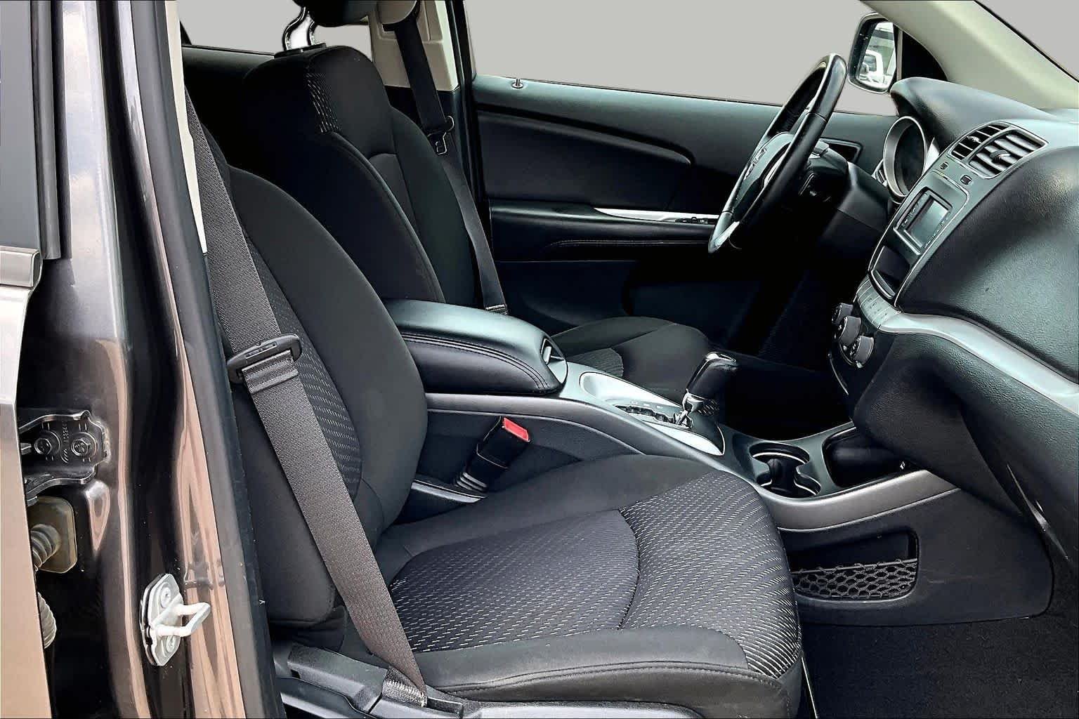 Used 2019 Granite Pearlcoat Dodge SE image 9