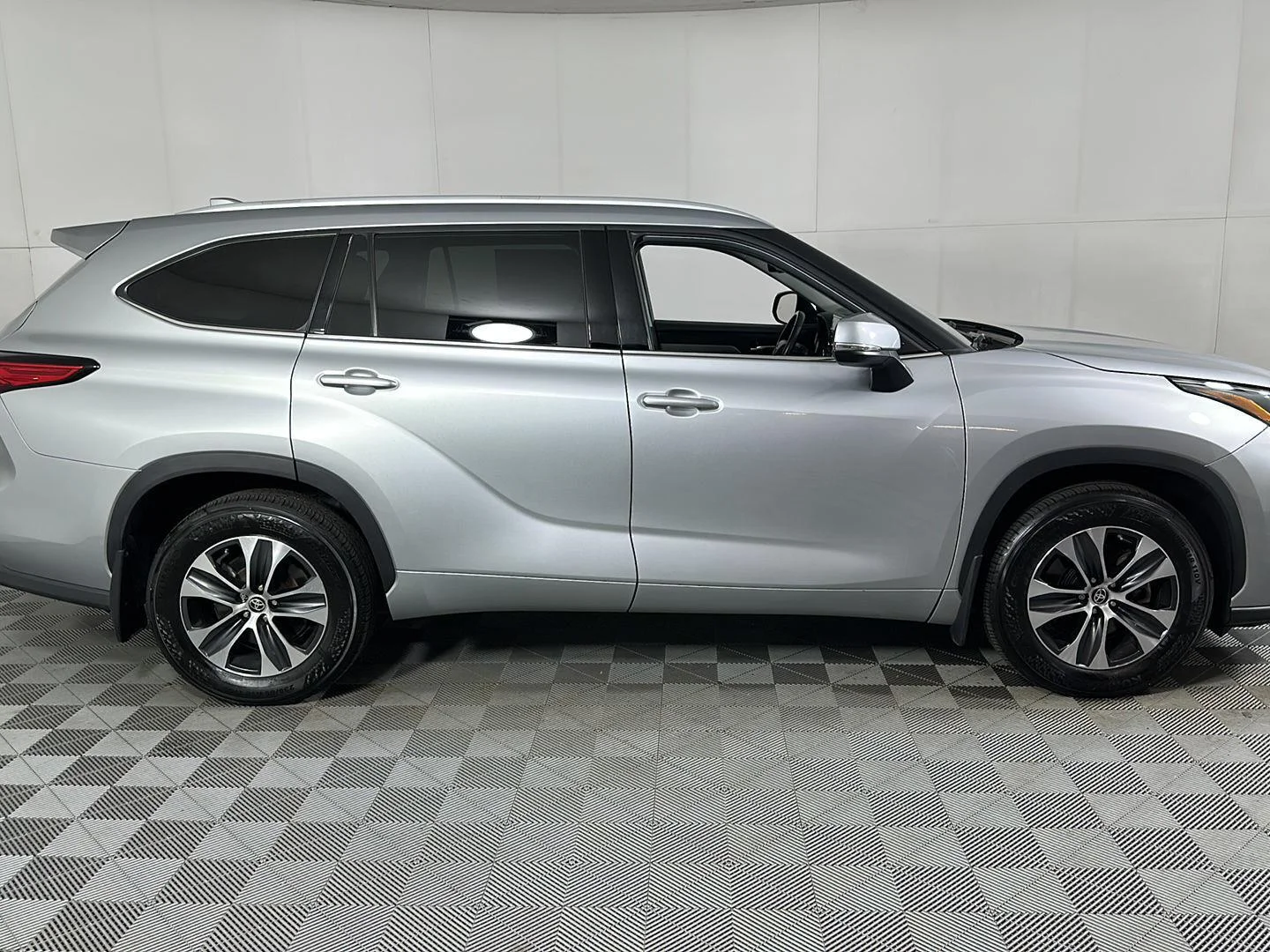 Used 2022 Celestial Silver Metallic Toyota XLE image 4