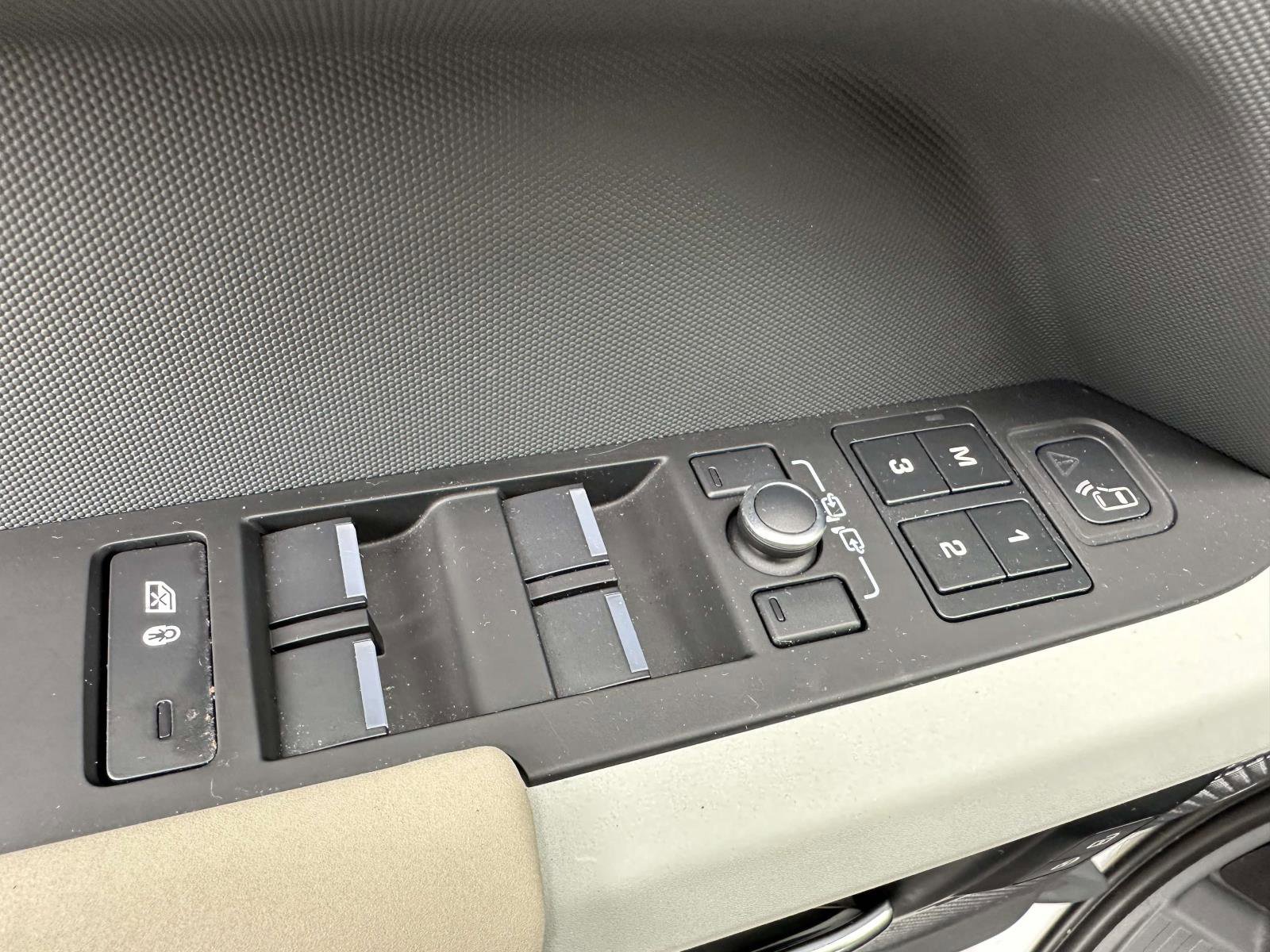 Used 2022  Land Rover SE image 36