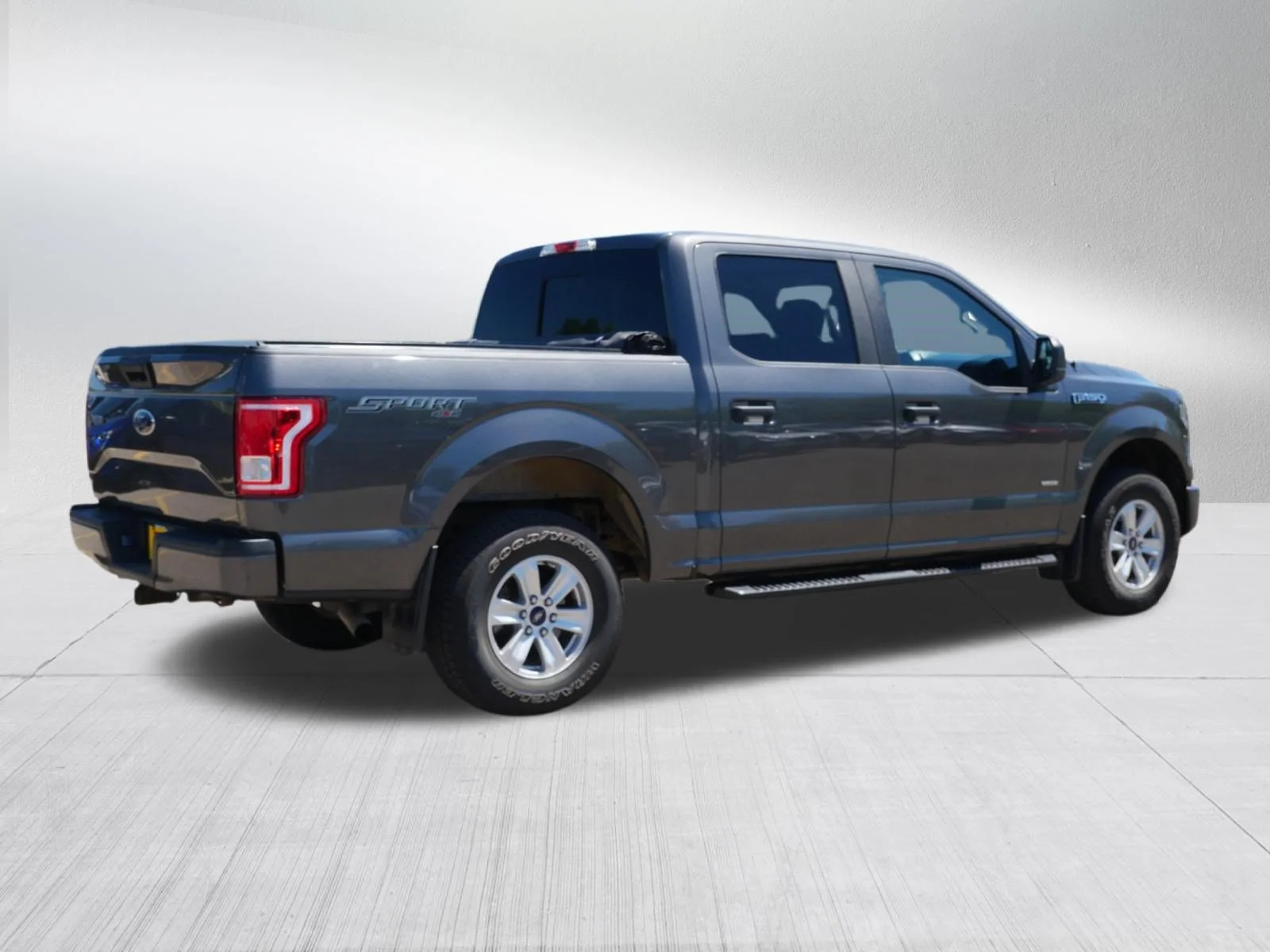 Used 2015 Magnetic Metallic Ford XL image 7