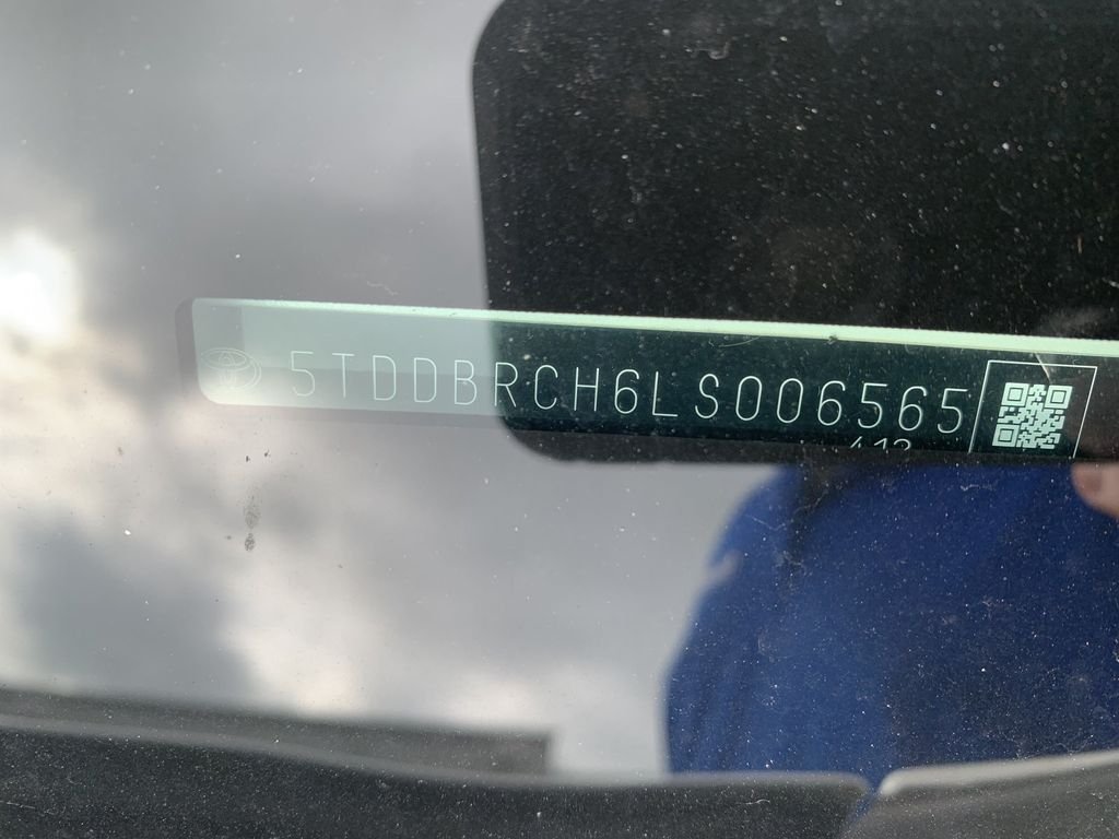 Used 2020 White Toyota XLE image 9