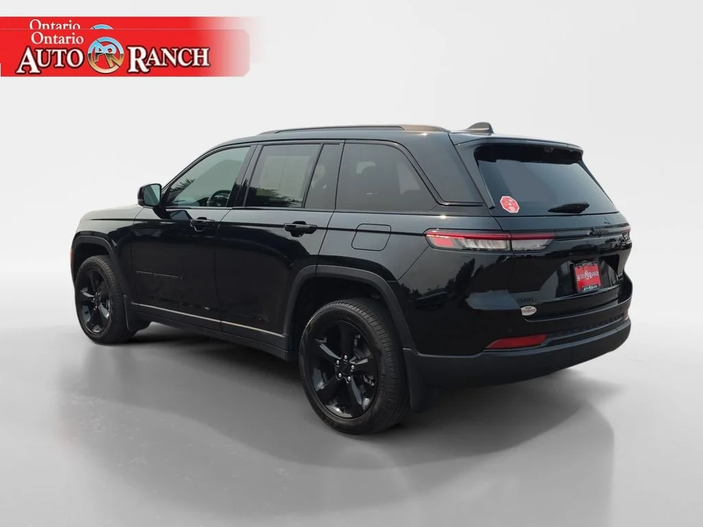 Certified Used 2023 Diamond Black Crystal Pearlcoat Jeep Limited image 3