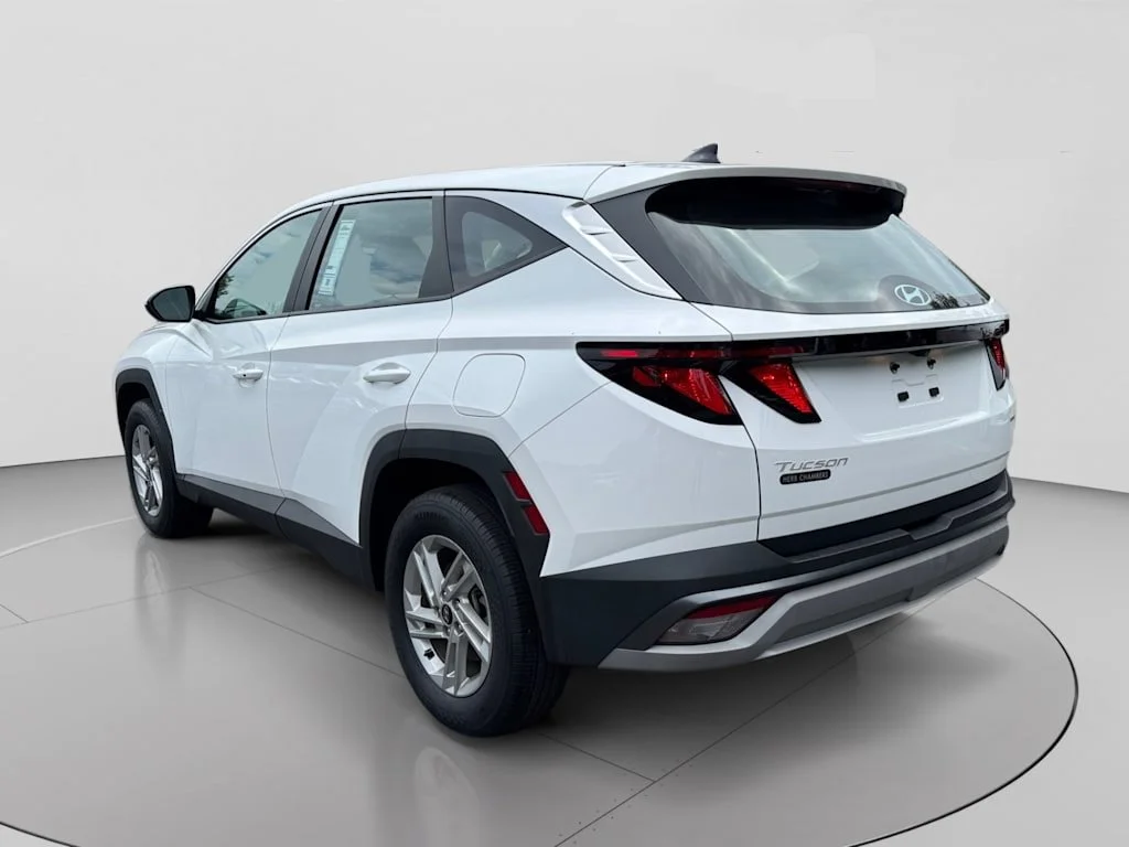 Used 2025 White Hyundai SE image 3