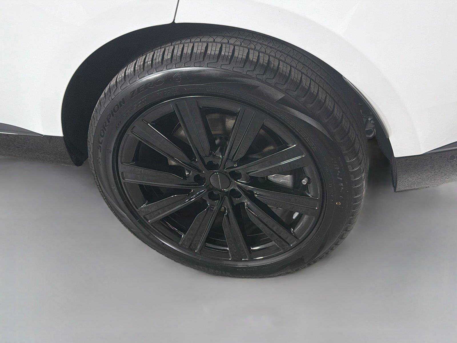 New 2026 Fuji White Land Rover SE image 32