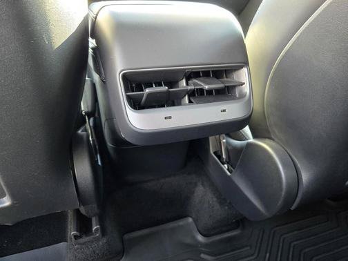 Used 2022  Tesla Performance image 11