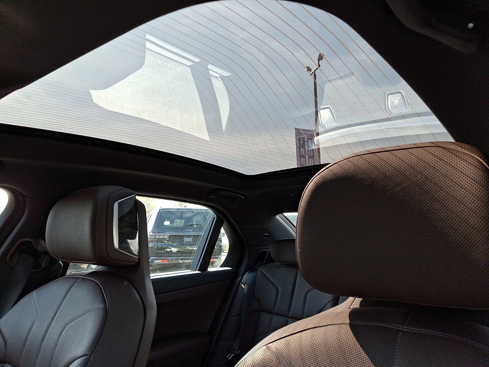 Used 2025 Mineral White Metallic BMW 750e xDrive image 14