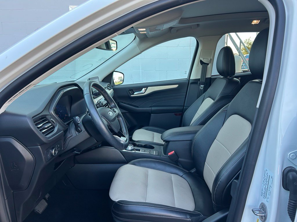 Used 2022 White Metallic Ford Titanium image 10