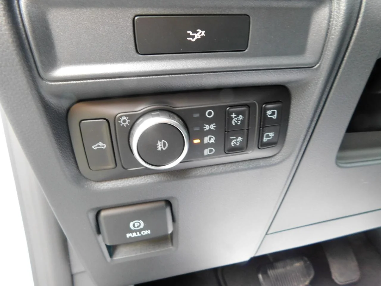 New 2026 Oxford White Ford XLT image 30