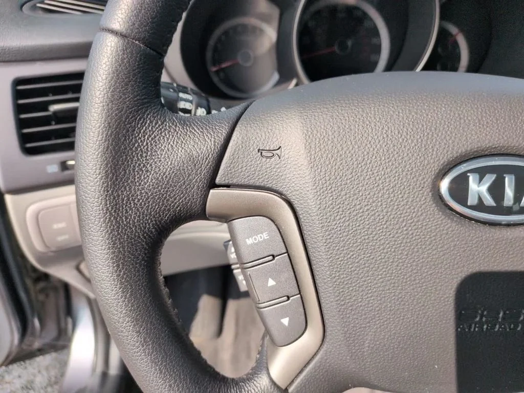 Used 2009 Gray Kia EX image 22