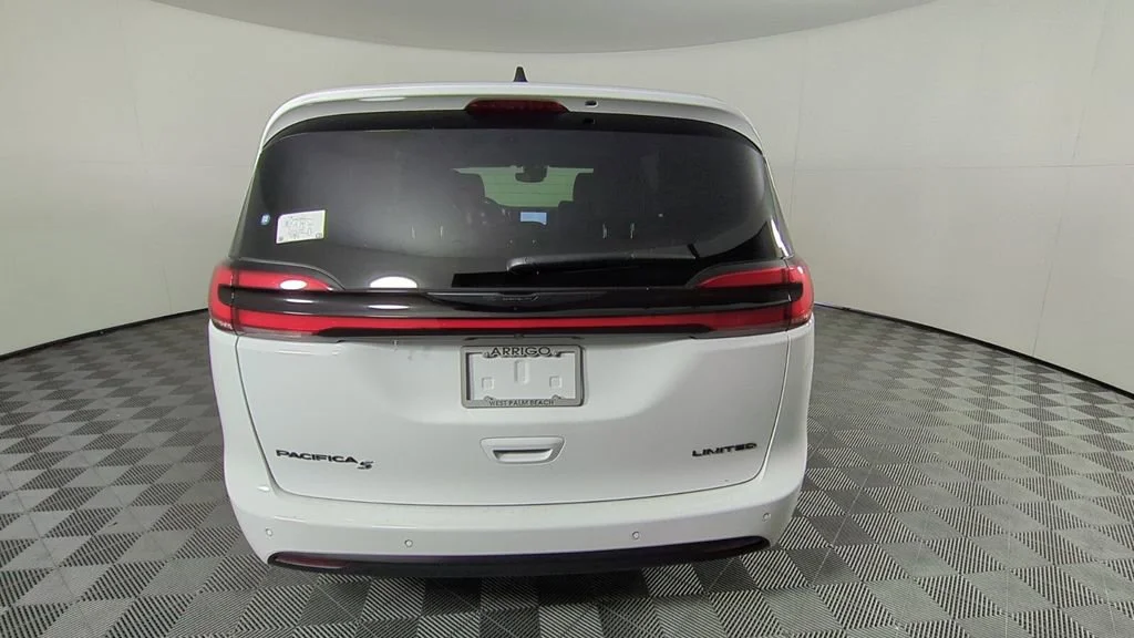 New 2026 Bright White Clear-Coat Exterior Paint Chrysler Limited image 6