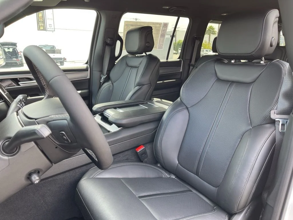 New 2026 Bright White Clear-Coat Exterior Paint Jeep Limited Altitude image 14