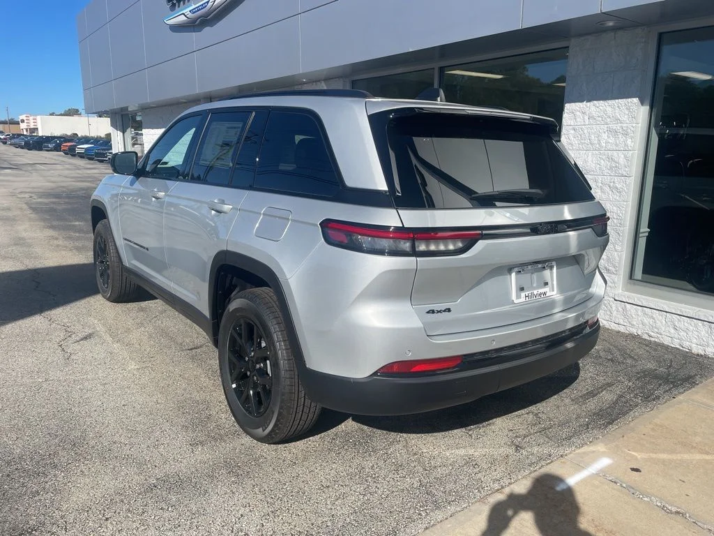 New 2025 Silver Zynith Exterior Paint Jeep Altitude X image 4