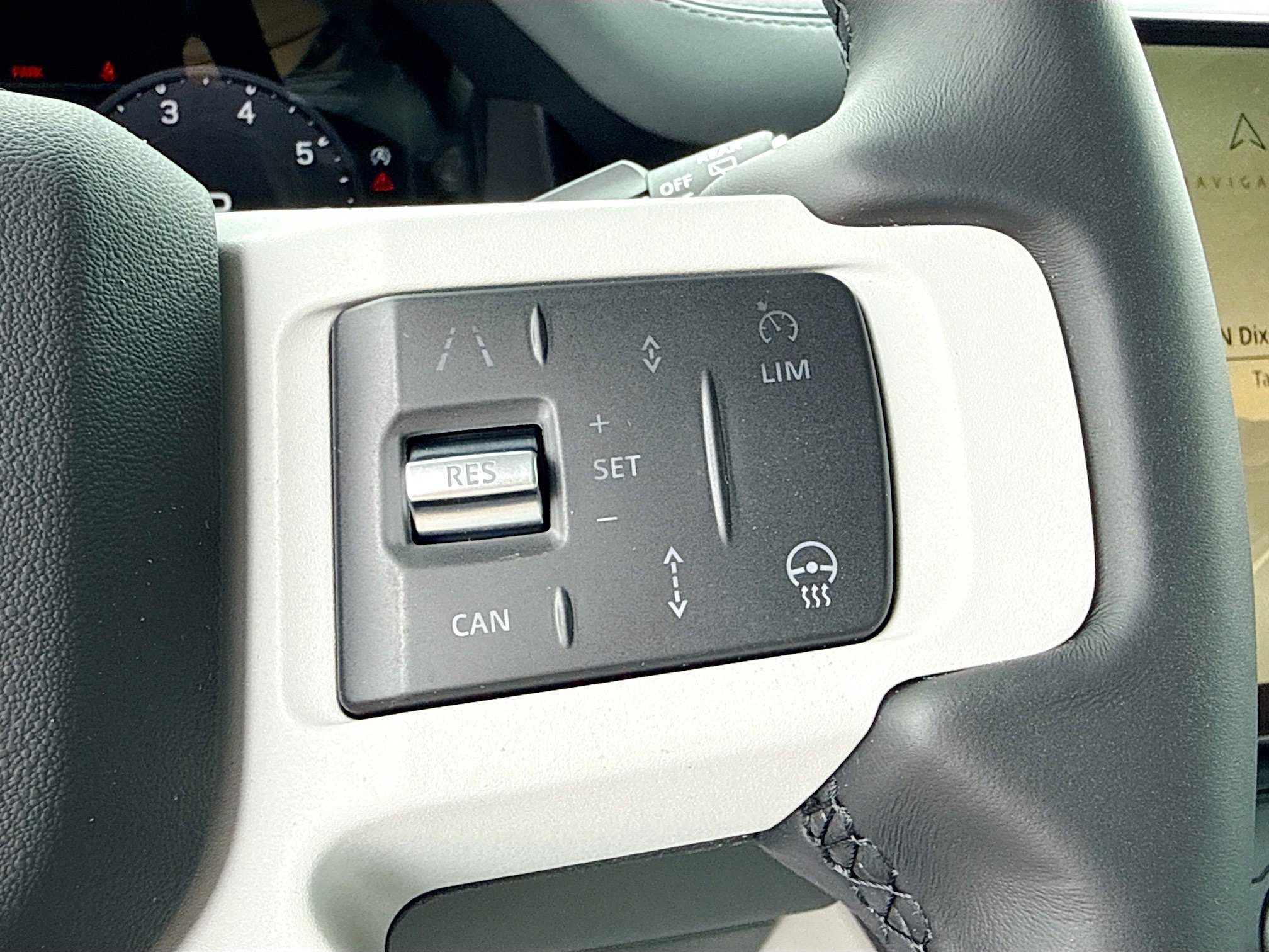 New 2026 Santorini Black LAND ROVER X-Dynamic SE image 39