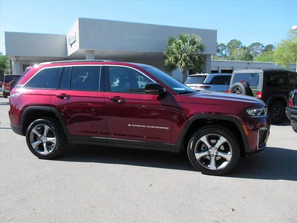 New 2026 Velvet Red Pearl-Coat Exterior Paint Jeep Limited image 2